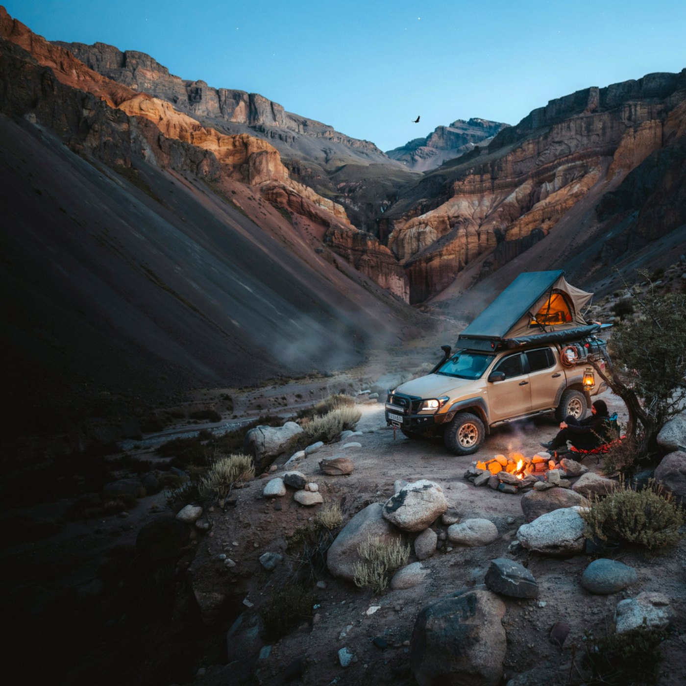 Campamento overland en el Cañón del Colca al anochecer